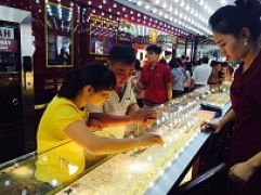 Thông tin thị trường vàng sáng 13.12.2017: Vàng thế giới lao dốc, trong nước bình tĩnh