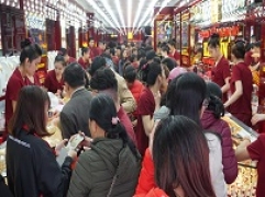 Thông tin thị trường vàng sáng 18.2.2019: Giá vàng trong nước tiếp tục thu hẹp khoảng cách mua - bán
