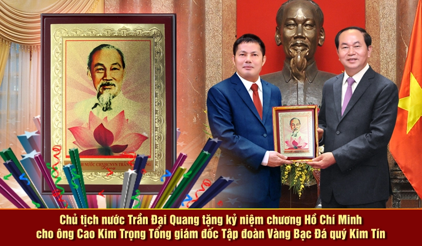 Chủ tịch nước Trần Đại Quang tặng kỷ niệm chương Hồ Chí Minh cho ông Cao Kim Trọng Tổng giám đốc Tập đoàn Vàng Bạc Đá quý Kim Tín